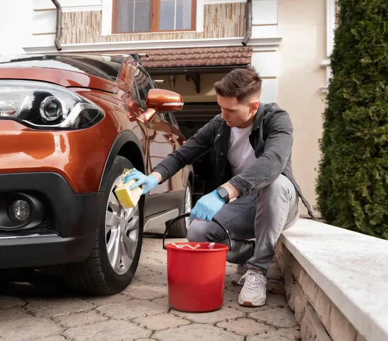 Lavage auto à domicile La Chapelle-Taillefert : professionnel intervenant sur un véhicule